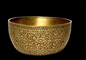 Picture 6 : The enameled-gold water bowl for washing the face at the Palace of Fontainebleu, France.